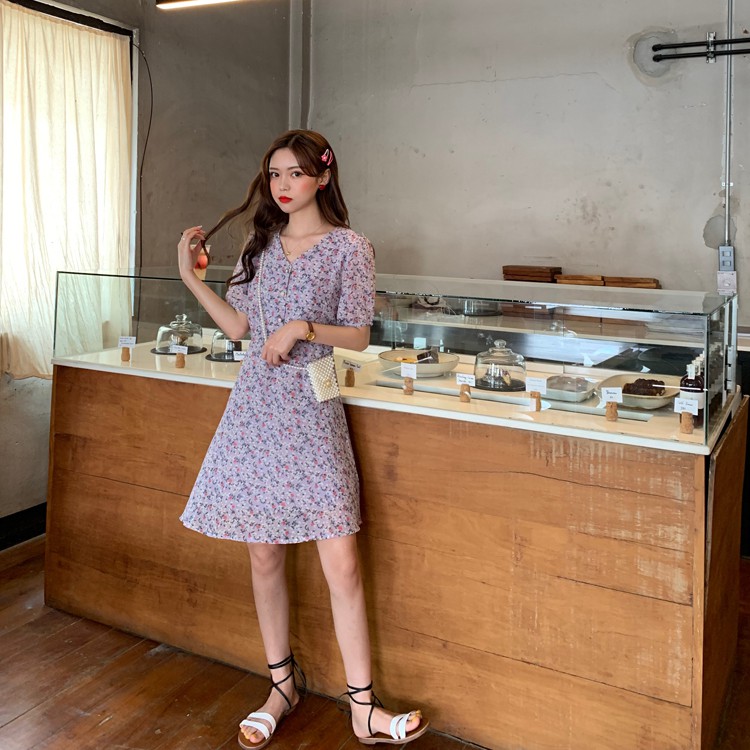 Đầm Tay Ngắn Hoạ Tiết Hoa Thiết Kế Cổ Chữ V Nữ Tính | BigBuy360 - bigbuy360.vn