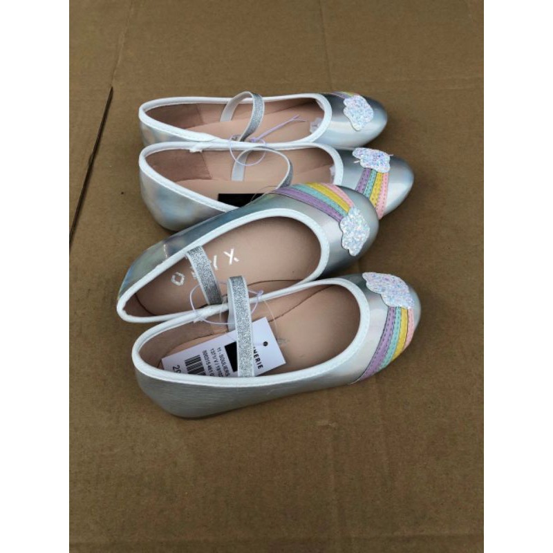 Giày xuất cho bé