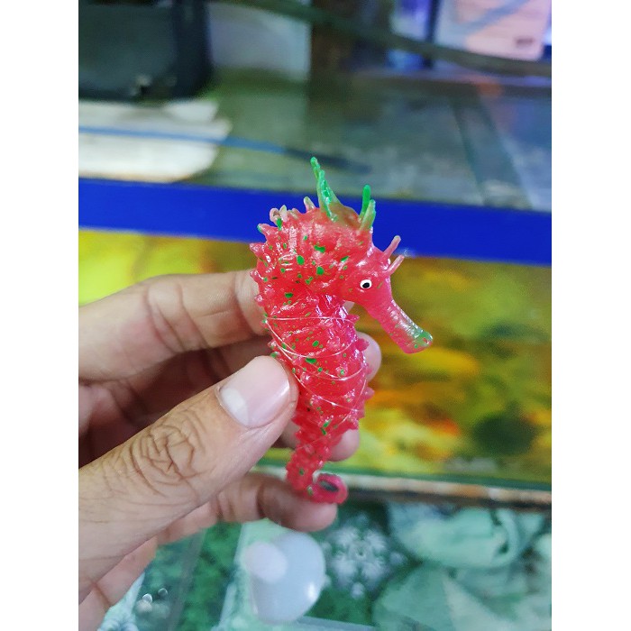 CÁ NGỰA CAO SU DẠ QUANG TRANG TRÍ HỒ CÁ DÀI 9CM