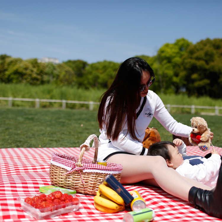 Thảm trải picnic chống ẩm màu trắng đỏ thời trang