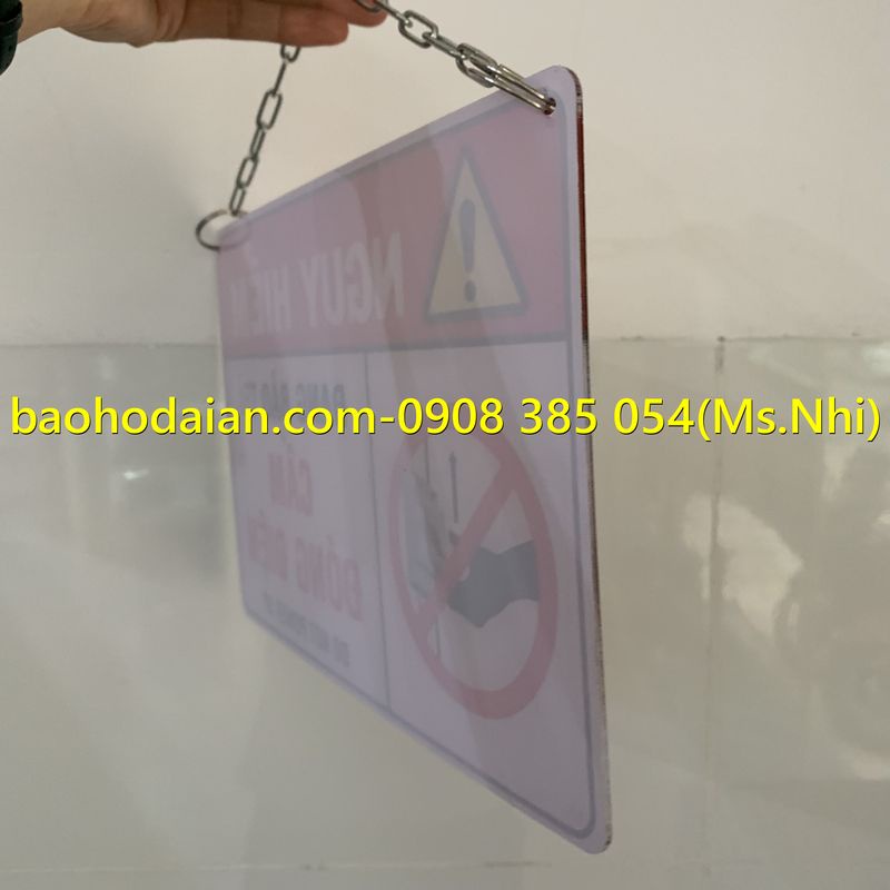Biển báo máy đang bảo trì cấm đóng điện chất liệu mica có xích treo tiện dụng