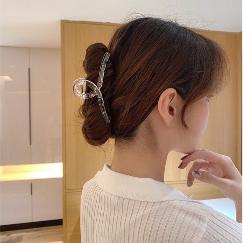 Kẹp càng cua trong phong cách hàn quốc cho cô gái