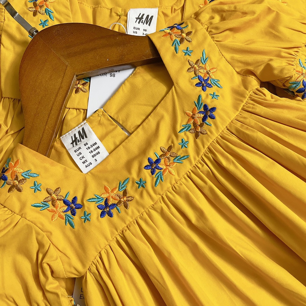 Váy vàng HM thêu viền cổ vuông xinh xắn cho bé gái