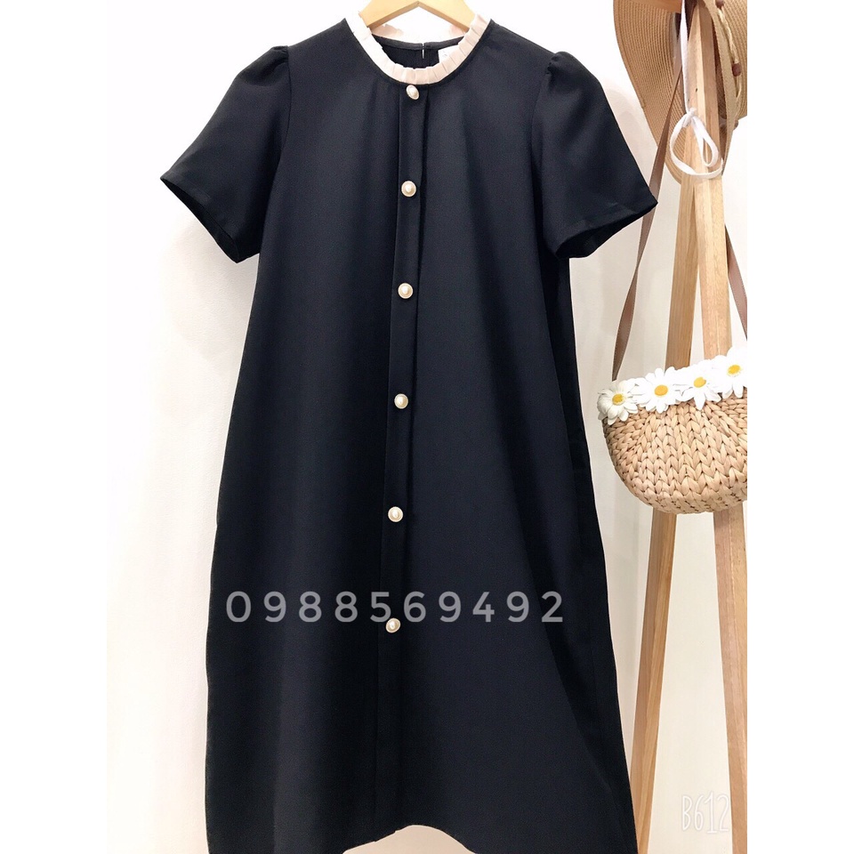 Váy bầu bigsize - Đầm bầu thiết kế GuMe màu đen xuông cổ tròn nhún bèo be chất vải sạn lụa size từ 40-100kg MB156