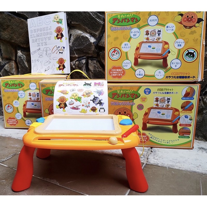 (HÀNG XUẤT NHẬT) BẢNG VẼ CHO BÉ ANPANMAN (KÈM 4 CHÂN TRỤ LÀM BÀN, TẶNG DECAL dán xịn sò, 2 con dấu xinh xắn)