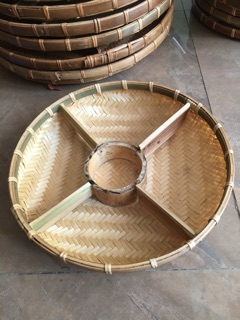 Mẹt tre chia ngăn.