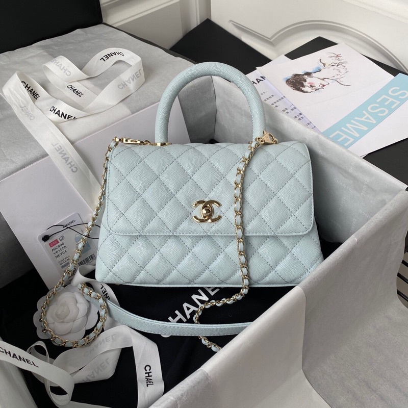 Túi xách đeo chéo nữ Chanel thiết kế có quai và tay xách có thể đeo được hai cách cực tiện lợi.