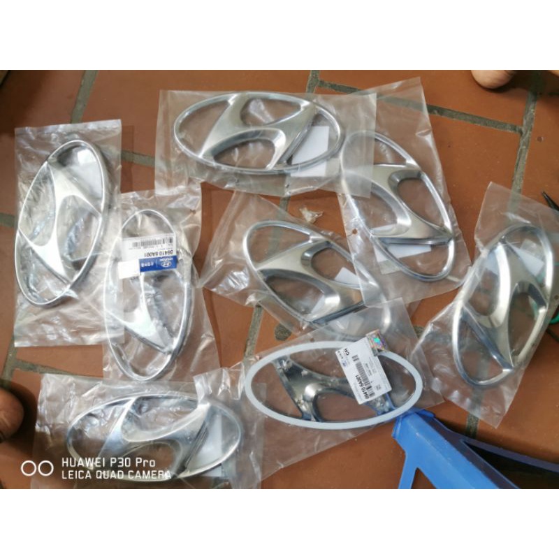 Biểu tượng HUYNDAI, biểu tượng KIA gắn đầu xe tải.