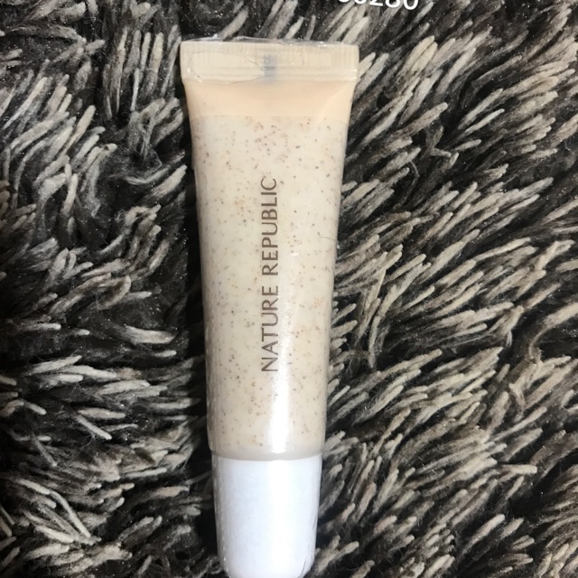 Tẩy da chết môi Nature republic