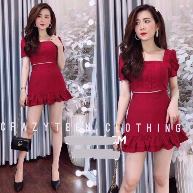 Set áo croptop đính nút ngực và chân váy nhún bèo
