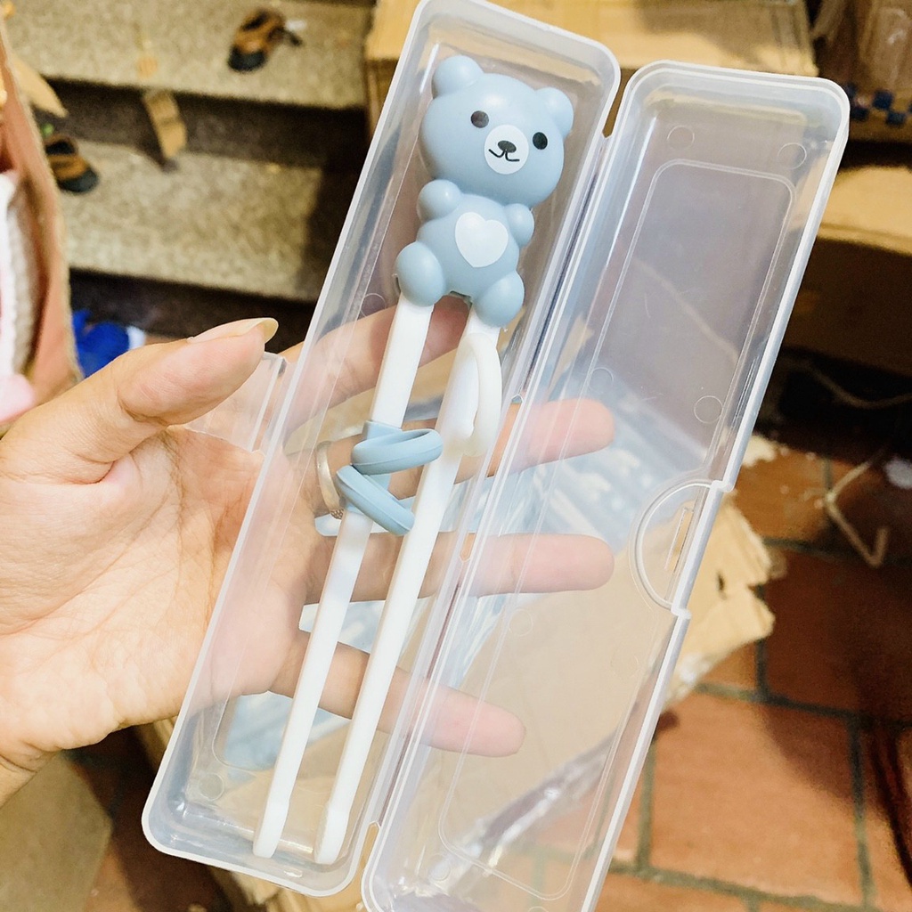 Đũa tập gắp xỏ ngón hình gấu có hộp đựng cho bé ăn dặm