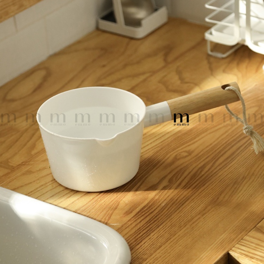 GÁO MÚC NƯỚC TAY CẦM BẰNG GỖ  EMMO - WASHAM