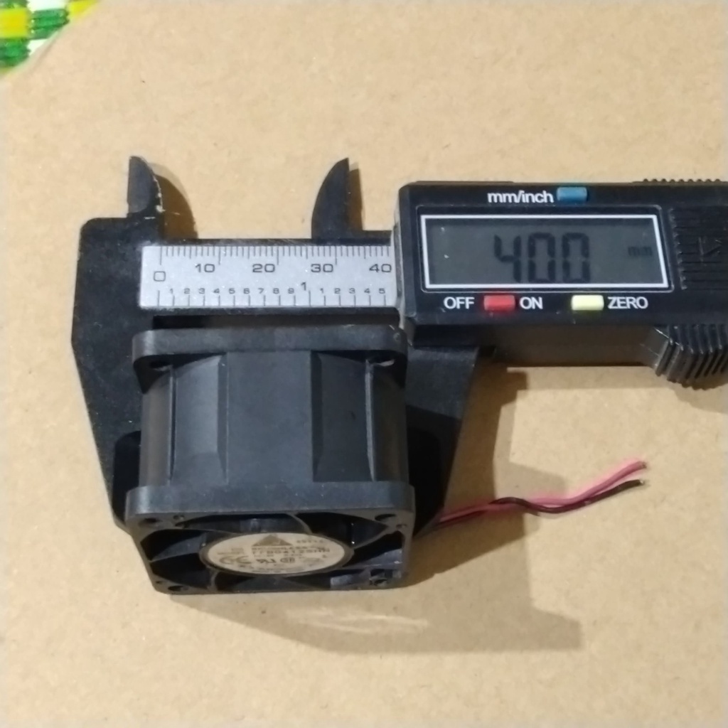 Quạt hút siêu mạnh. kích thước 40mm x 40mm x 28mm. 12v 0.60a ..