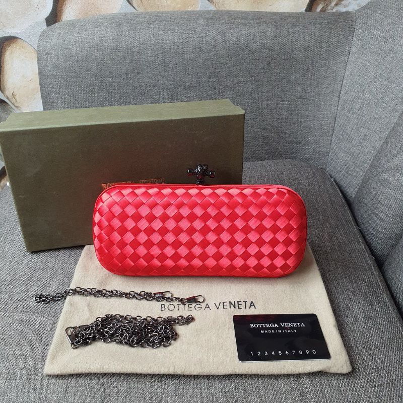 Clutch Bottegx Venexx Thắt Nút Co Giãn Satin Màu Đỏ Trung Bình AG548