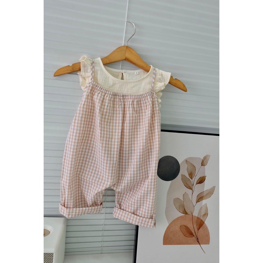 Set yếm hai dây kẻ caro chất liệu cotton Hàn và áo tay cánh tiên chất liệu xô muslin trắng cho bé gái