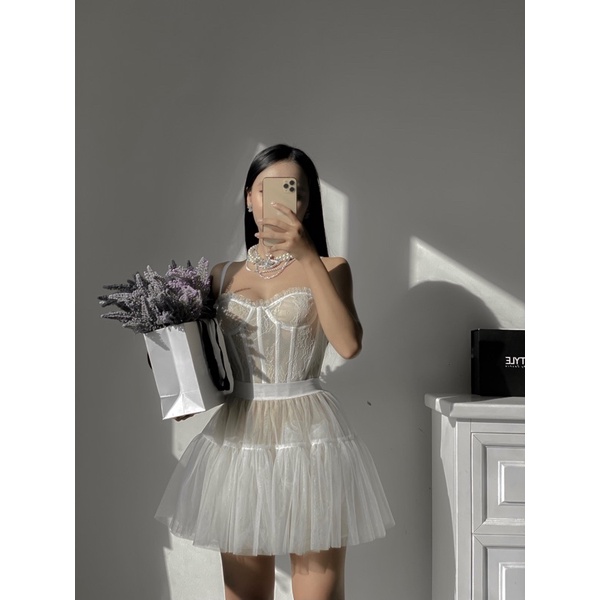 Áo Corset Ren - Chân Váy Trắng