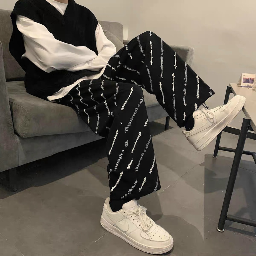 Quần jogger nam nữ Unisex, quần ống rộng nam in chữ chéo có dây rút điều chỉnh gấu mặc được 2 kiểu để suông hoặc bo gấu.