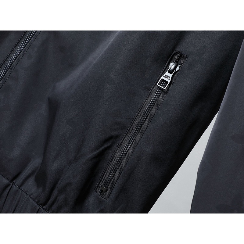 Áo khoác gió nam màu đen trơn thương hiệu Louis Vuitton LV cao cấp