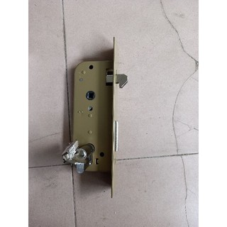 khóa cửa Lùa