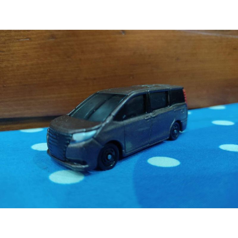 xe mô hình Tomica xước nhiều - Toyota NOAH