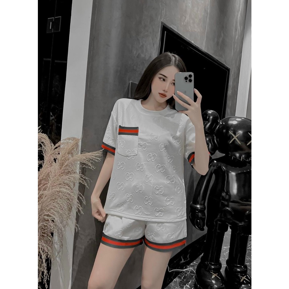 Set bộ đồ nữ áo thun cổ tròn đơn giản với họa tiết chữ in nổi phối viền siêu xinh, sang chảnh dành cho các nàng đi chơi