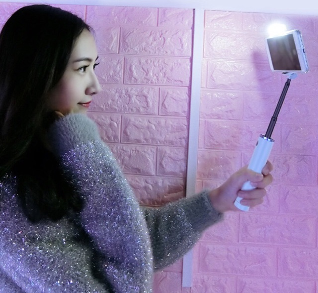 Tripod selfie có led kèm theo và điều khiển từ xa  ( 3 in 1 ) | BigBuy360 - bigbuy360.vn