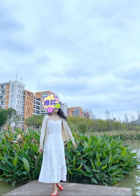 Váy hai dây trắng thêu hoa