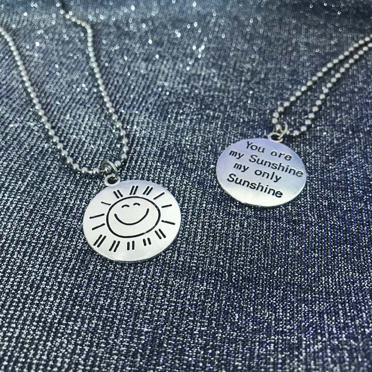 Dây chuyền mặt hình tròn khắc chữ đơn giản phong cách Harajuku