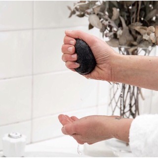 BỌT RỬA MẶT CHARCOAL & KONJAC CLEANSING PUFF