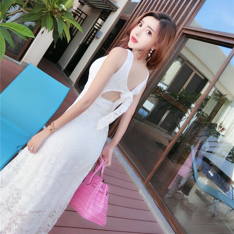 Đầm Dài Cổ Chữ V Khoét Sâu Phối Ren Hoa | BigBuy360 - bigbuy360.vn