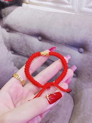 Tì hưu đổi màu tết dây chỉ đỏ