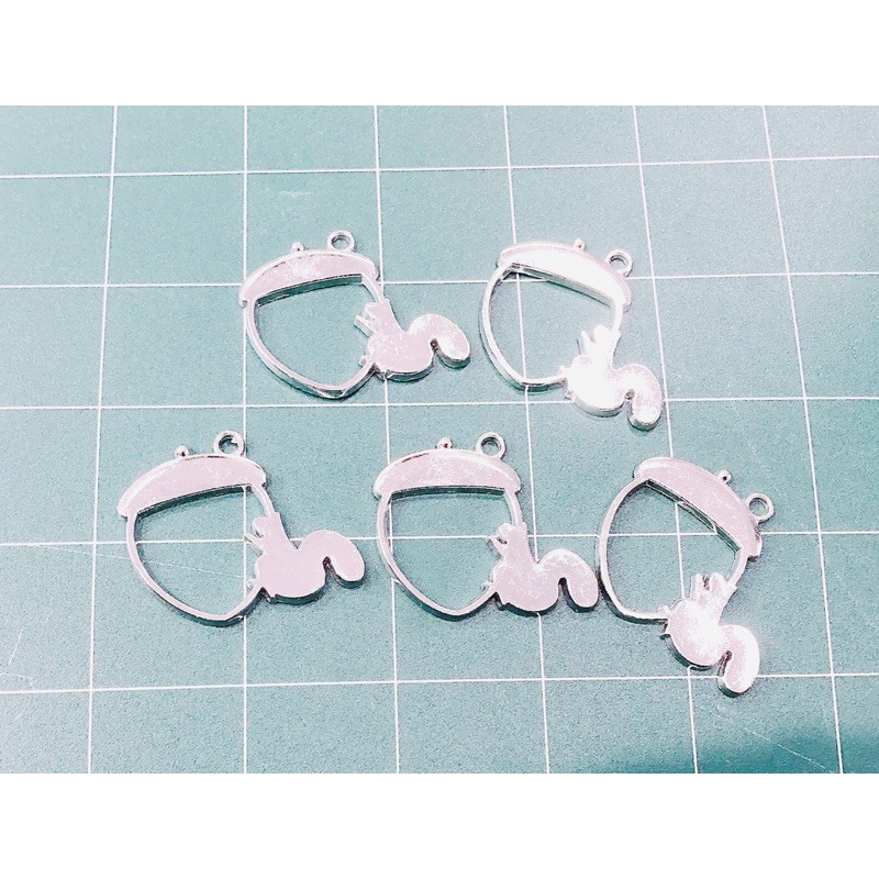 Khuôn kim loại resin làm móc khóa hình quả sồi màu bạc