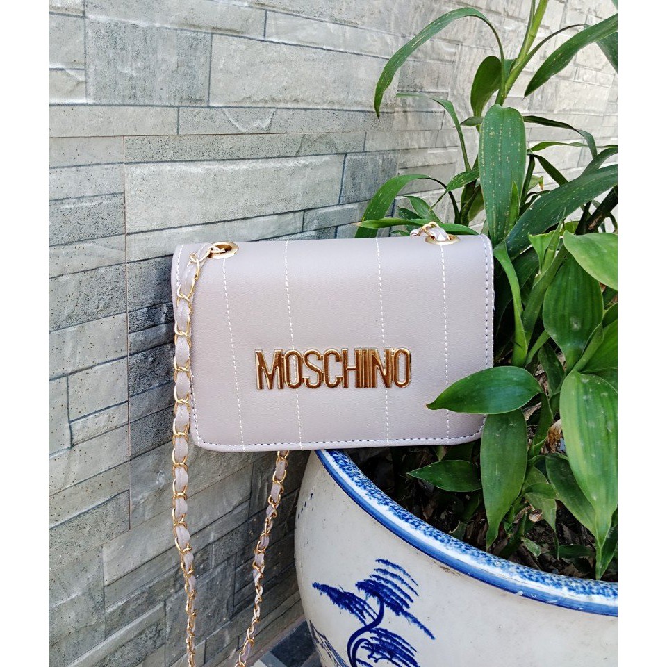 Túi đeo chéo gắn chữ Moschino