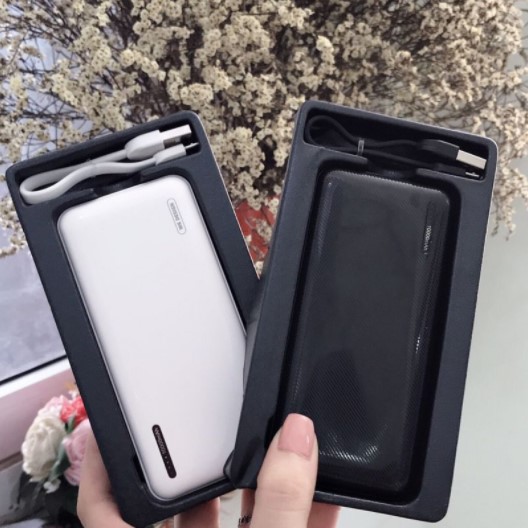 Pin sạc dự phòng 20000mah remax với thiết kế vân sọc chống trơn 2 đầu ra giúp sạc pin dự phòng nhiều điện thoại tiện ích