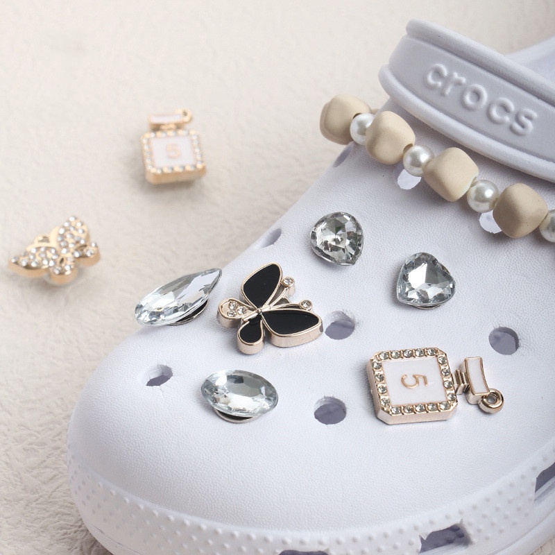 Bộ 16 Phụ Kiện Trang Trí Giày Dép Crocs Hình Hoa Bướm Phối Dây Xích Tháo Rời Được DIY