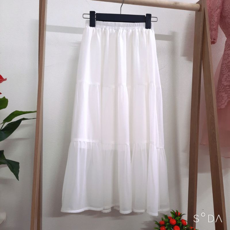 Chân váy voan nối tầng dáng dài.