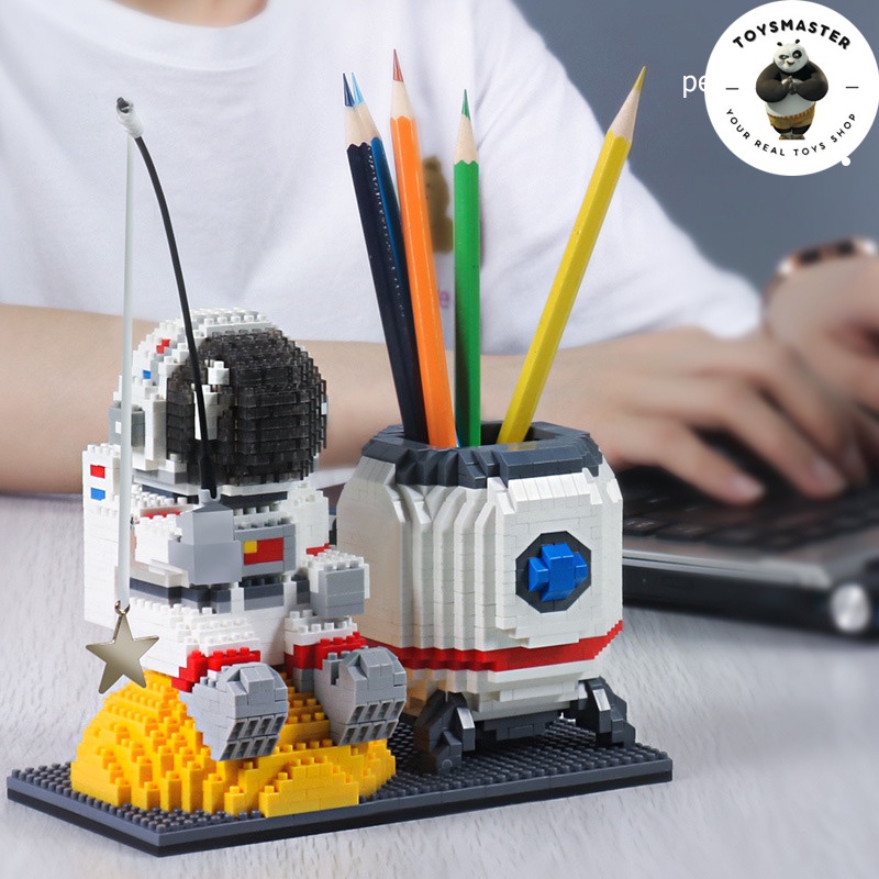 Đồ Chơi Lắp Ráp Phát Triển Trí Tuệ Kiểu Lego Mô Hình Hộp Bút Phi Hành Gia Có Đèn Phát Sáng Với 1488 PCS