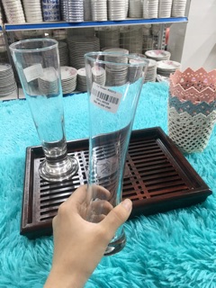 Ly sinh tố cao eo phần đáy .