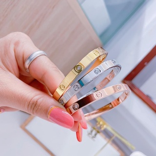 Vòng tay Catier bản bấm có đính soàn Titan Không Đen Không Dị ứng - full box