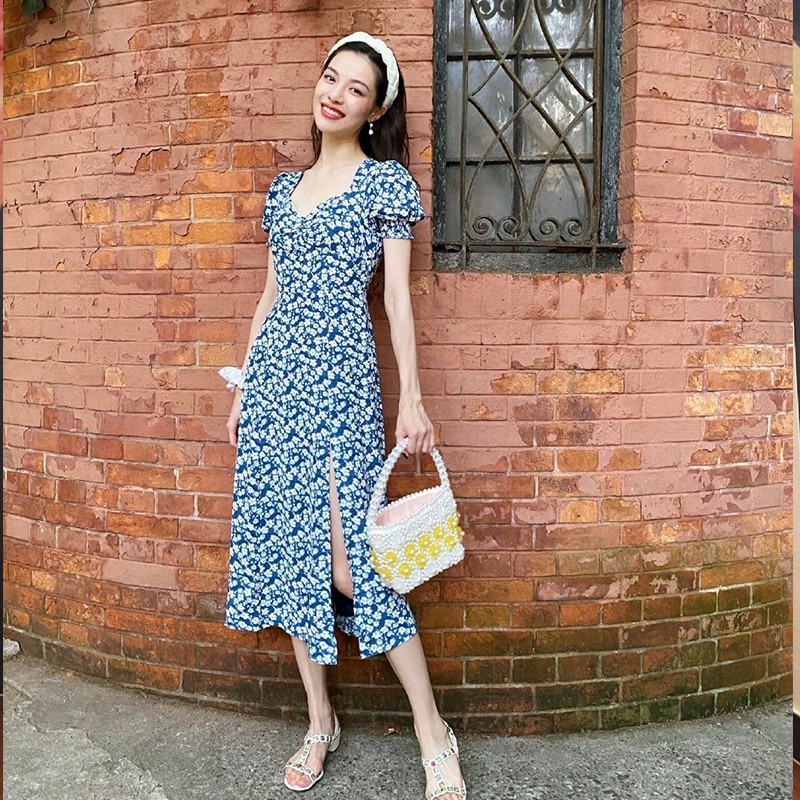 Set váy hoa nhỏ trắng xanh mùa hè và quần jean xanh Rose và Jisoo Blackpink