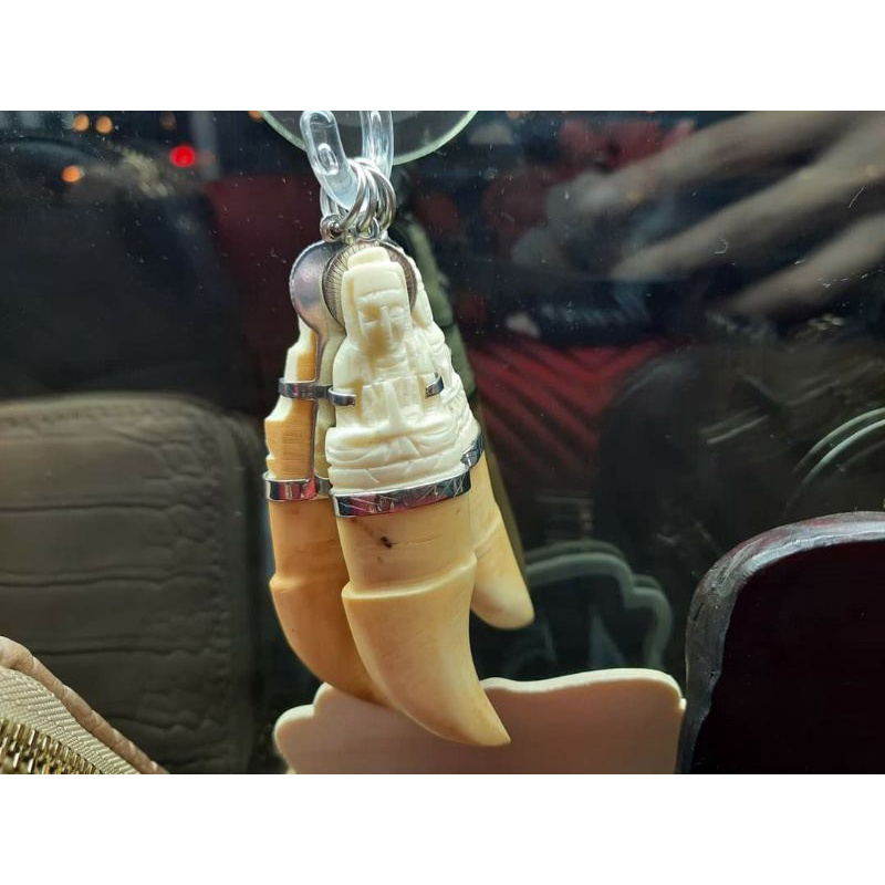Răng nanh điêu khắc tượng Phật