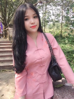 Bà lai tim thêu sen