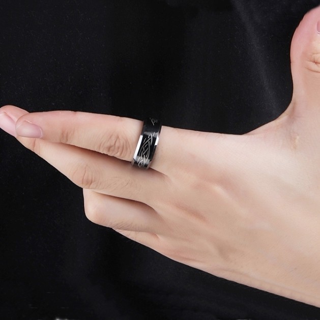 Nhẫn nam trơn đen kèm hoa văn trắng chất liệu vonfram cao cấp không gỉ bề mặt 8 mm