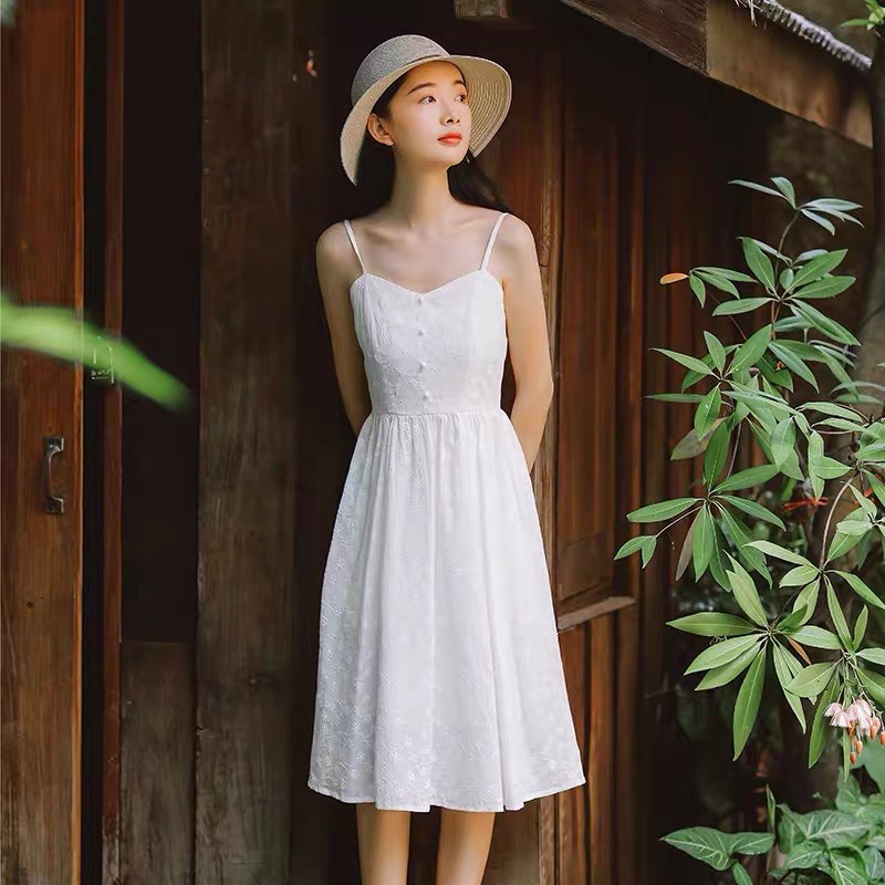 Váy trắng hai dây thêu hoa vintage BASIG