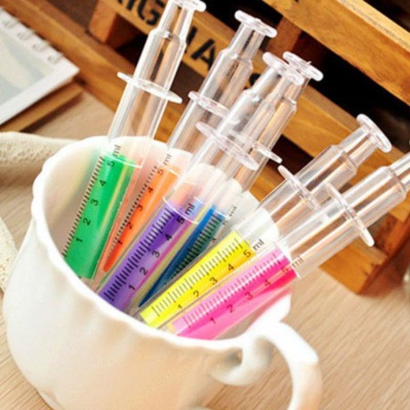 Bút bi hình kim tiêm lạ lắm