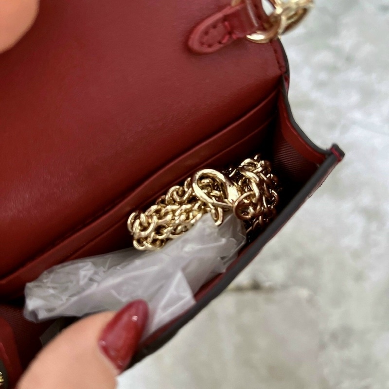 Ví nữ vuông nhỏ đeo chéo Coach hoạ tiết dập nổi da thật cực sang