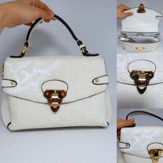 Túi đeo chéo lv màu trắng Ngọc Trinh da dê size 25cm