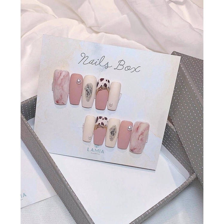 Thiết kế nail box đang trở thành xu hướng mới trong làng làm đẹp. Với chất liệu phù hợp và những chi tiết tinh tế, mẫu nail box sẽ chỉn chu và thoải mái để sử dụng. Tận hưởng sự tiện lợi và sang trọng của nail box thiết kế bằng cách truy cập vào hình ảnh liên quan.