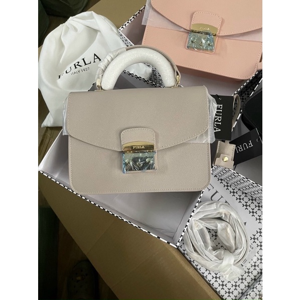 𝐓𝐮́𝐢 𝐅𝐮𝐫𝐥𝐚 𝐦𝐞𝐭𝐫𝐨𝐩𝐨𝐥𝐢𝐬 𝐭𝐚𝐲 𝐜𝐚̂̀𝐦