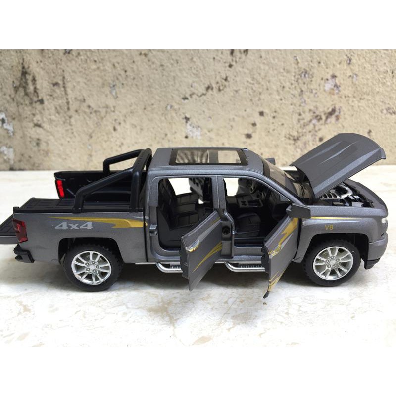 Mô hình xe Chevrolet SILVERADO 1500 2020 1:32